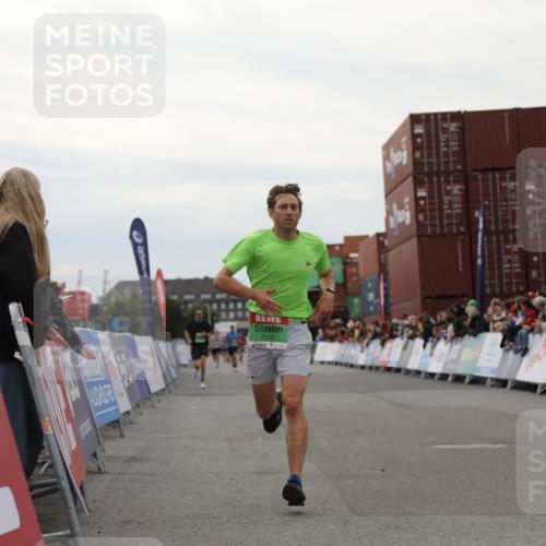 03.10.2025 - Köhlbrandbrückenlauf Yannick Fuchs http://msf.ph/oto/8983908 03.10.2025 15:54:33 Ziel 7026, 7072 meine-sportfotos.de