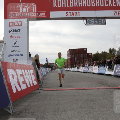 03.10.2025 - Köhlbrandbrückenlauf Yannick Fuchs http://msf.ph/oto/8983910 03.10.2025 15:54:34 Ziel 7026, 7072 meine-sportfotos.de