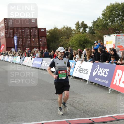 03.10.2025 - Köhlbrandbrückenlauf Yannick Fuchs http://msf.ph/oto/8983925 03.10.2025 16:07:54 Ziel 7085, 7335, 7494, 7713, 8824, 9096, 9543 meine-sportfotos.de