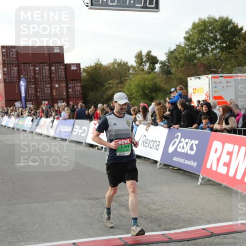 03.10.2025 - Köhlbrandbrückenlauf Yannick Fuchs http://msf.ph/oto/8983927 03.10.2025 16:07:54 Ziel 7085, 7335, 7494, 7713, 8824, 9096, 9543 meine-sportfotos.de