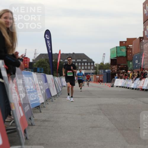03.10.2025 - Köhlbrandbrückenlauf Yannick Fuchs http://msf.ph/oto/8983928 03.10.2025 15:54:36 Ziel 7026, 7072 meine-sportfotos.de