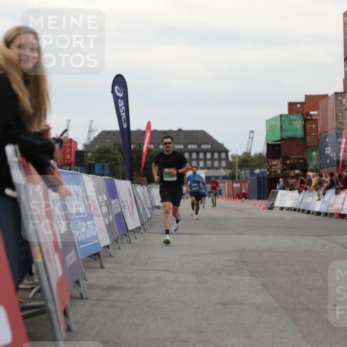 03.10.2025 - Köhlbrandbrückenlauf Yannick Fuchs http://msf.ph/oto/8983930 03.10.2025 15:54:36 Ziel 7026, 7072 meine-sportfotos.de