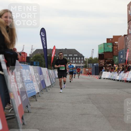 03.10.2025 - Köhlbrandbrückenlauf Yannick Fuchs http://msf.ph/oto/8983932 03.10.2025 15:54:37 Ziel 7026, 7072 meine-sportfotos.de