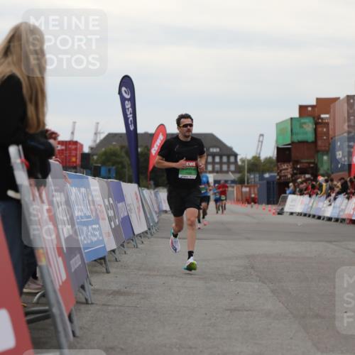 03.10.2025 - Köhlbrandbrückenlauf Yannick Fuchs http://msf.ph/oto/8983934 03.10.2025 15:54:38 Ziel 7026, 7068, 7072 meine-sportfotos.de
