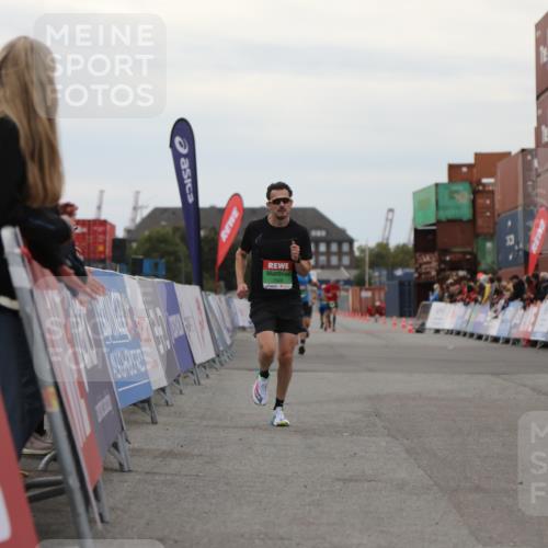 03.10.2025 - Köhlbrandbrückenlauf Yannick Fuchs http://msf.ph/oto/8983936 03.10.2025 15:54:38 Ziel 7026, 7068, 7072 meine-sportfotos.de