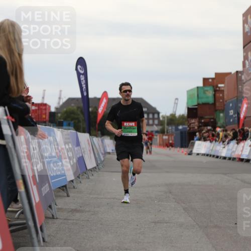 03.10.2025 - Köhlbrandbrückenlauf Yannick Fuchs http://msf.ph/oto/8983938 03.10.2025 15:54:39 Ziel 7026, 7068 meine-sportfotos.de