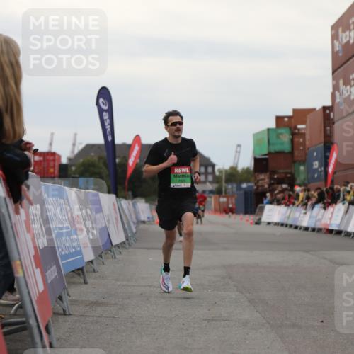 03.10.2025 - Köhlbrandbrückenlauf Yannick Fuchs http://msf.ph/oto/8983940 03.10.2025 15:54:39 Ziel 7026, 7068 meine-sportfotos.de
