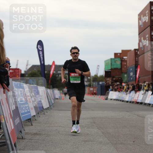 03.10.2025 - Köhlbrandbrückenlauf Yannick Fuchs http://msf.ph/oto/8983941 03.10.2025 15:54:39 Ziel 7026, 7068 meine-sportfotos.de