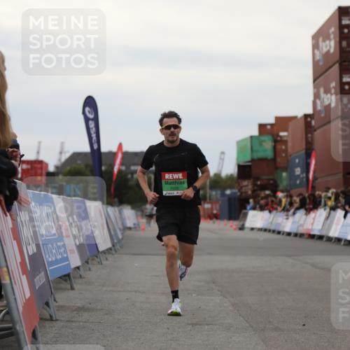03.10.2025 - Köhlbrandbrückenlauf Yannick Fuchs http://msf.ph/oto/8983944 03.10.2025 15:54:39 Ziel 7026, 7068 meine-sportfotos.de