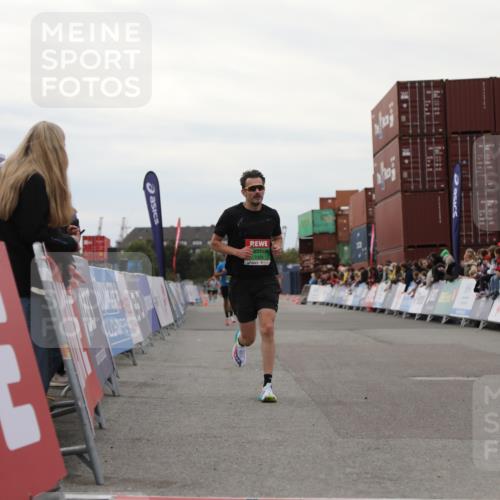 03.10.2025 - Köhlbrandbrückenlauf Yannick Fuchs http://msf.ph/oto/8983946 03.10.2025 15:54:40 Ziel 7026, 7068 meine-sportfotos.de