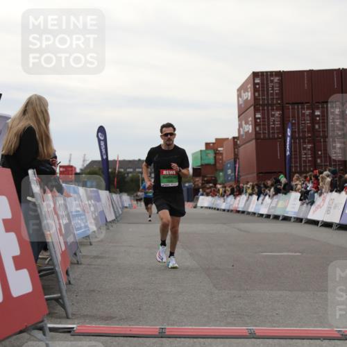 03.10.2025 - Köhlbrandbrückenlauf Yannick Fuchs http://msf.ph/oto/8983948 03.10.2025 15:54:40 Ziel 7026, 7068 meine-sportfotos.de