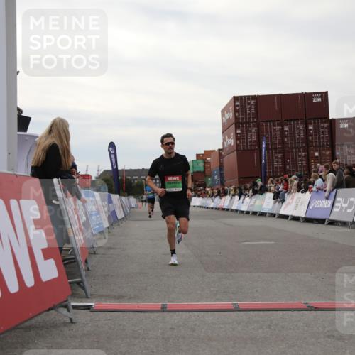 03.10.2025 - Köhlbrandbrückenlauf Yannick Fuchs http://msf.ph/oto/8983950 03.10.2025 15:54:40 Ziel 7026, 7068 meine-sportfotos.de