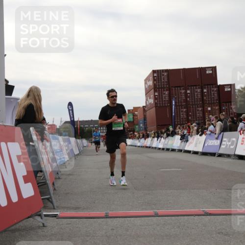 03.10.2025 - Köhlbrandbrückenlauf Yannick Fuchs http://msf.ph/oto/8983952 03.10.2025 15:54:40 Ziel 7026, 7068 meine-sportfotos.de