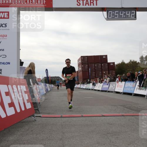 03.10.2025 - Köhlbrandbrückenlauf Yannick Fuchs http://msf.ph/oto/8983954 03.10.2025 15:54:41 Ziel 7026, 7068 meine-sportfotos.de