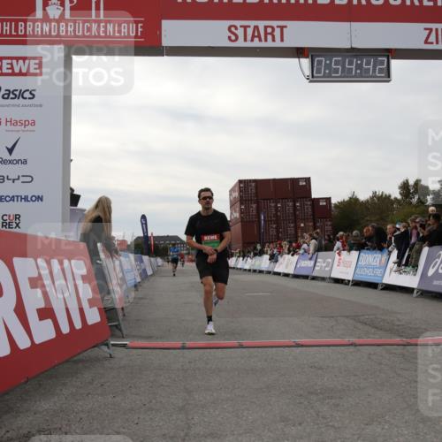 03.10.2025 - Köhlbrandbrückenlauf Yannick Fuchs http://msf.ph/oto/8983956 03.10.2025 15:54:41 Ziel 7026, 7068 meine-sportfotos.de