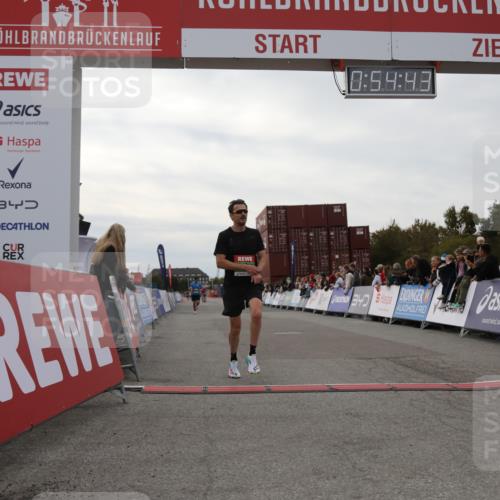 03.10.2025 - Köhlbrandbrückenlauf Yannick Fuchs http://msf.ph/oto/8983958 03.10.2025 15:54:41 Ziel 7026, 7068 meine-sportfotos.de