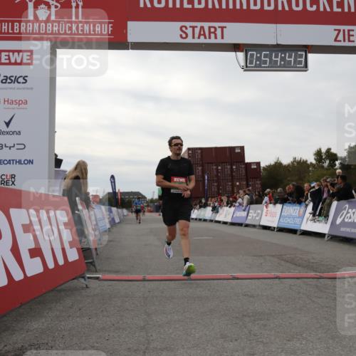 03.10.2025 - Köhlbrandbrückenlauf Yannick Fuchs http://msf.ph/oto/8983959 03.10.2025 15:54:41 Ziel 7026, 7068 meine-sportfotos.de