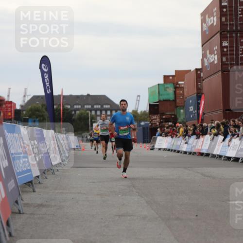 03.10.2025 - Köhlbrandbrückenlauf Yannick Fuchs http://msf.ph/oto/8983966 03.10.2025 15:54:43 Ziel 7026, 7068, 7809 meine-sportfotos.de