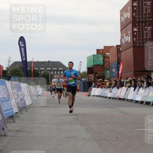 03.10.2025 - Köhlbrandbrückenlauf Yannick Fuchs http://msf.ph/oto/8983968 03.10.2025 15:54:43 Ziel 7026, 7068, 7809 meine-sportfotos.de