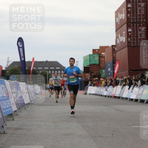 03.10.2025 - Köhlbrandbrückenlauf Yannick Fuchs http://msf.ph/oto/8983970 03.10.2025 15:54:43 Ziel 7026, 7068, 7809 meine-sportfotos.de