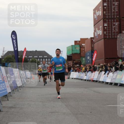 03.10.2025 - Köhlbrandbrückenlauf Yannick Fuchs http://msf.ph/oto/8983971 03.10.2025 15:54:43 Ziel 7026, 7068, 7809 meine-sportfotos.de