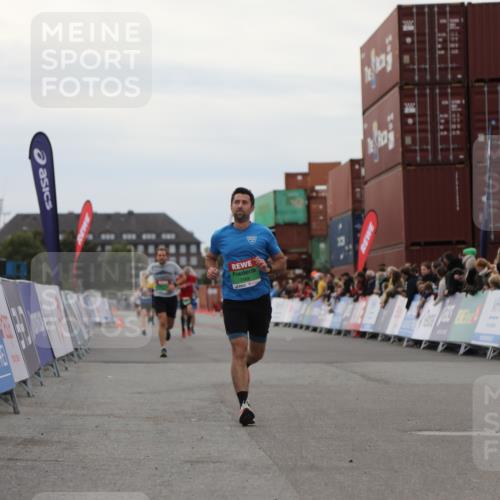 03.10.2025 - Köhlbrandbrückenlauf Yannick Fuchs http://msf.ph/oto/8983973 03.10.2025 15:54:44 Ziel 7026, 7068, 7809 meine-sportfotos.de