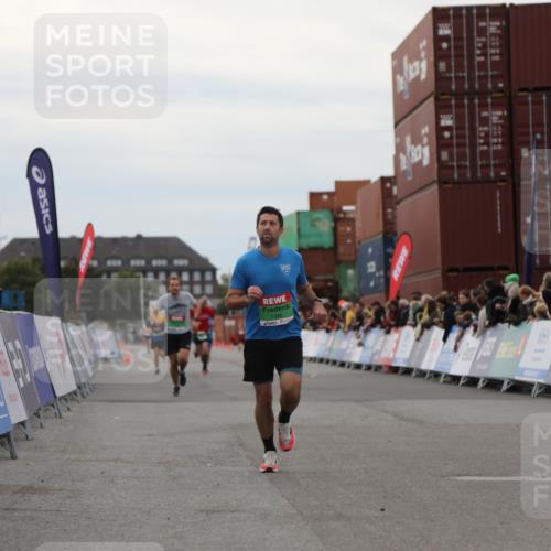 03.10.2025 - Köhlbrandbrückenlauf Yannick Fuchs http://msf.ph/oto/8983975 03.10.2025 15:54:44 Ziel 7026, 7068, 7809 meine-sportfotos.de