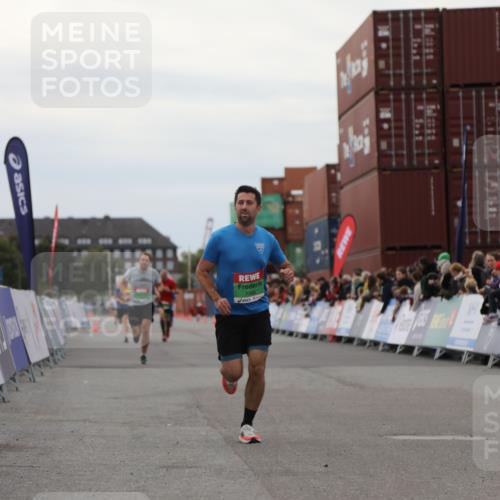 03.10.2025 - Köhlbrandbrückenlauf Yannick Fuchs http://msf.ph/oto/8983976 03.10.2025 15:54:45 Ziel 7068, 7809 meine-sportfotos.de