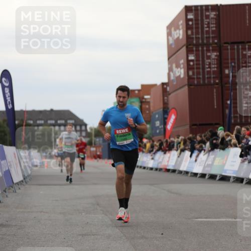 03.10.2025 - Köhlbrandbrückenlauf Yannick Fuchs http://msf.ph/oto/8983978 03.10.2025 15:54:45 Ziel 7068, 7809 meine-sportfotos.de