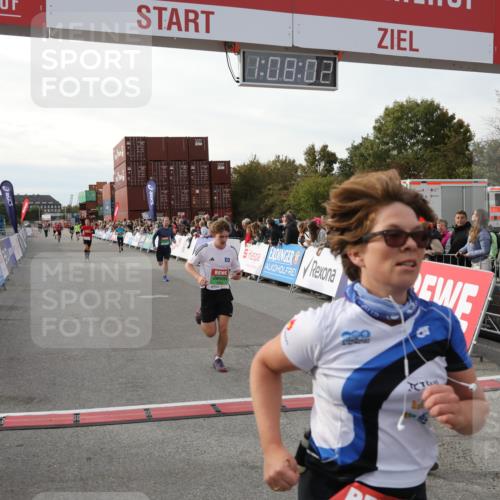03.10.2025 - Köhlbrandbrückenlauf Yannick Fuchs http://msf.ph/oto/8983981 03.10.2025 16:08:00 Ziel 7085, 7319, 7335, 7494, 8824, 9072, 9543 meine-sportfotos.de