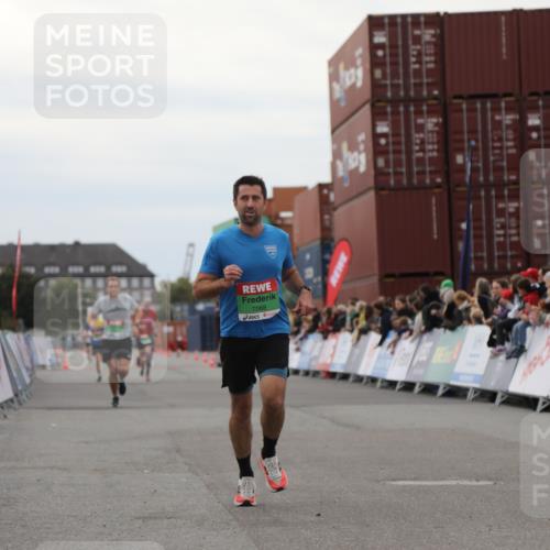 03.10.2025 - Köhlbrandbrückenlauf Yannick Fuchs http://msf.ph/oto/8983982 03.10.2025 15:54:45 Ziel 7068, 7809 meine-sportfotos.de