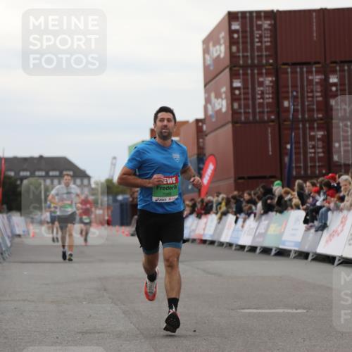 03.10.2025 - Köhlbrandbrückenlauf Yannick Fuchs http://msf.ph/oto/8983983 03.10.2025 15:54:45 Ziel 7068, 7809 meine-sportfotos.de