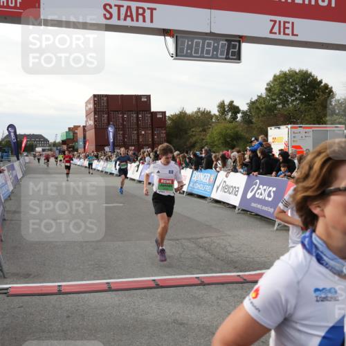 03.10.2025 - Köhlbrandbrückenlauf Yannick Fuchs http://msf.ph/oto/8983984 03.10.2025 16:08:00 Ziel 7085, 7319, 7335, 7494, 8824, 9072, 9543 meine-sportfotos.de
