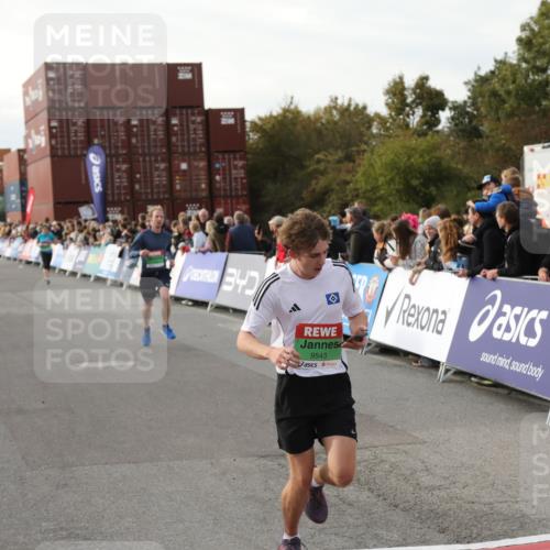 03.10.2025 - Köhlbrandbrückenlauf Yannick Fuchs http://msf.ph/oto/8983986 03.10.2025 16:08:00 Ziel 7085, 7319, 7335, 7494, 8824, 9072, 9543 meine-sportfotos.de