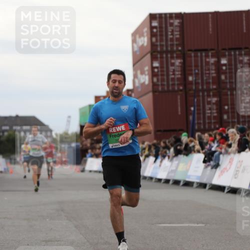 03.10.2025 - Köhlbrandbrückenlauf Yannick Fuchs http://msf.ph/oto/8983987 03.10.2025 15:54:45 Ziel 7068, 7809 meine-sportfotos.de