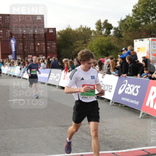 03.10.2025 - Köhlbrandbrückenlauf Yannick Fuchs http://msf.ph/oto/8983988 03.10.2025 16:08:01 Ziel 7085, 7319, 7335, 7494, 8824, 9072, 9543 meine-sportfotos.de
