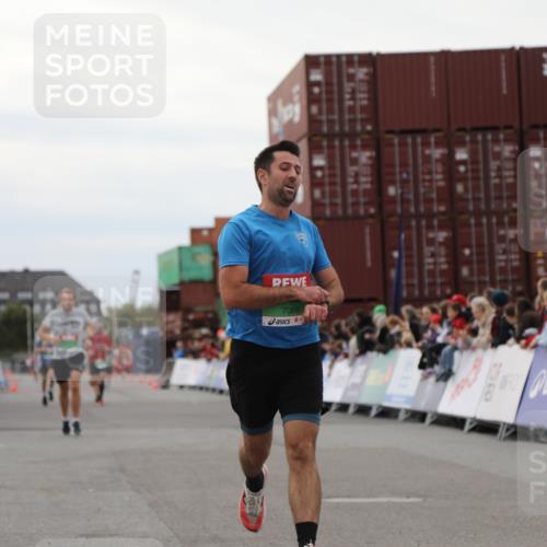 03.10.2025 - Köhlbrandbrückenlauf Yannick Fuchs http://msf.ph/oto/8983991 03.10.2025 15:54:46 Ziel 7068, 7809, 8872 meine-sportfotos.de