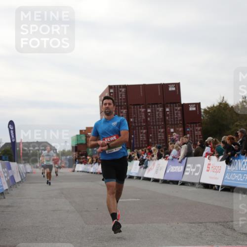 03.10.2025 - Köhlbrandbrückenlauf Yannick Fuchs http://msf.ph/oto/8983992 03.10.2025 15:54:46 Ziel 7068, 7809, 8872 meine-sportfotos.de