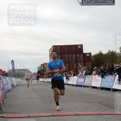 03.10.2025 - Köhlbrandbrückenlauf Yannick Fuchs http://msf.ph/oto/8983994 03.10.2025 15:54:46 Ziel 7068, 7809, 8872 meine-sportfotos.de