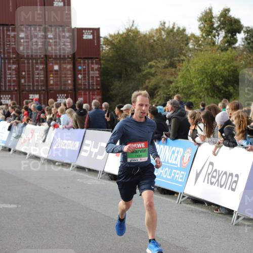 03.10.2025 - Köhlbrandbrückenlauf Yannick Fuchs http://msf.ph/oto/8983996 03.10.2025 16:08:02 Ziel 7085, 7319, 7335, 7494, 8824, 9072, 9543 meine-sportfotos.de