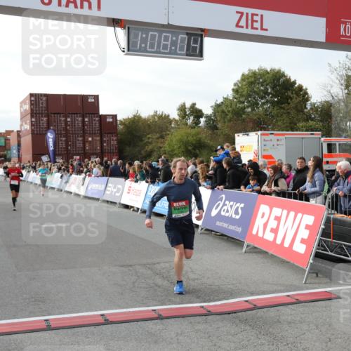 03.10.2025 - Köhlbrandbrückenlauf Yannick Fuchs http://msf.ph/oto/8984000 03.10.2025 16:08:02 Ziel 7085, 7319, 7335, 7494, 8824, 9072, 9543 meine-sportfotos.de