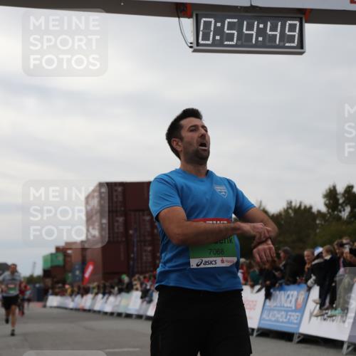 03.10.2025 - Köhlbrandbrückenlauf Yannick Fuchs http://msf.ph/oto/8984005 03.10.2025 15:54:47 Ziel 7068, 7809, 8872, 9481 meine-sportfotos.de
