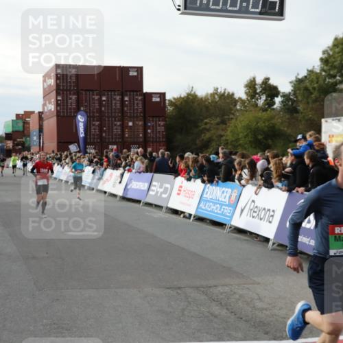 03.10.2025 - Köhlbrandbrückenlauf Yannick Fuchs http://msf.ph/oto/8984006 03.10.2025 16:08:03 Ziel 7319, 7335, 7494, 9072, 9543 meine-sportfotos.de