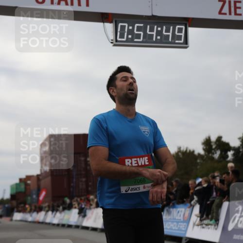 03.10.2025 - Köhlbrandbrückenlauf Yannick Fuchs http://msf.ph/oto/8984007 03.10.2025 15:54:48 Ziel 7068, 7809, 8872, 9481 meine-sportfotos.de
