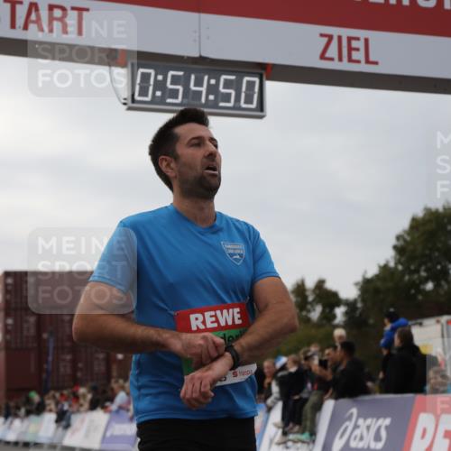 03.10.2025 - Köhlbrandbrückenlauf Yannick Fuchs http://msf.ph/oto/8984008 03.10.2025 15:54:48 Ziel 7068, 7809, 8872, 9481 meine-sportfotos.de