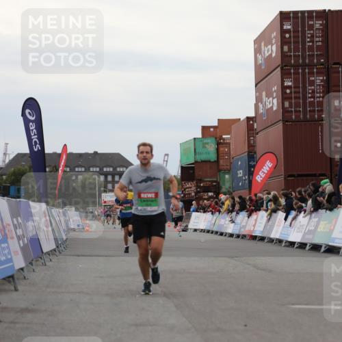 03.10.2025 - Köhlbrandbrückenlauf Yannick Fuchs http://msf.ph/oto/8984012 03.10.2025 15:54:49 Ziel 7068, 7809, 8872, 9481, 9590 meine-sportfotos.de