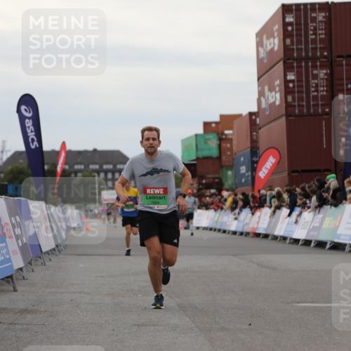 03.10.2025 - Köhlbrandbrückenlauf Yannick Fuchs http://msf.ph/oto/8984019 03.10.2025 15:54:49 Ziel 7068, 7809, 8872, 9481, 9590 meine-sportfotos.de