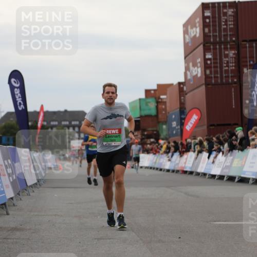 03.10.2025 - Köhlbrandbrückenlauf Yannick Fuchs http://msf.ph/oto/8984022 03.10.2025 15:54:49 Ziel 7068, 7809, 8872, 9481, 9590 meine-sportfotos.de