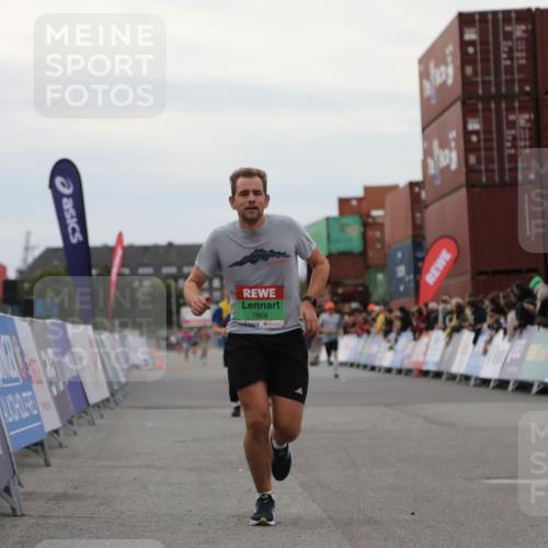 03.10.2025 - Köhlbrandbrückenlauf Yannick Fuchs http://msf.ph/oto/8984025 03.10.2025 15:54:50 Ziel 7068, 7809, 8872, 9481, 9590 meine-sportfotos.de