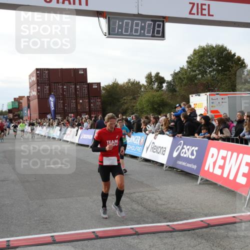 03.10.2025 - Köhlbrandbrückenlauf Yannick Fuchs http://msf.ph/oto/8984026 03.10.2025 16:08:06 Ziel 7019, 7310, 7311, 7319, 7494, 7506, 8265, 9072 meine-sportfotos.de